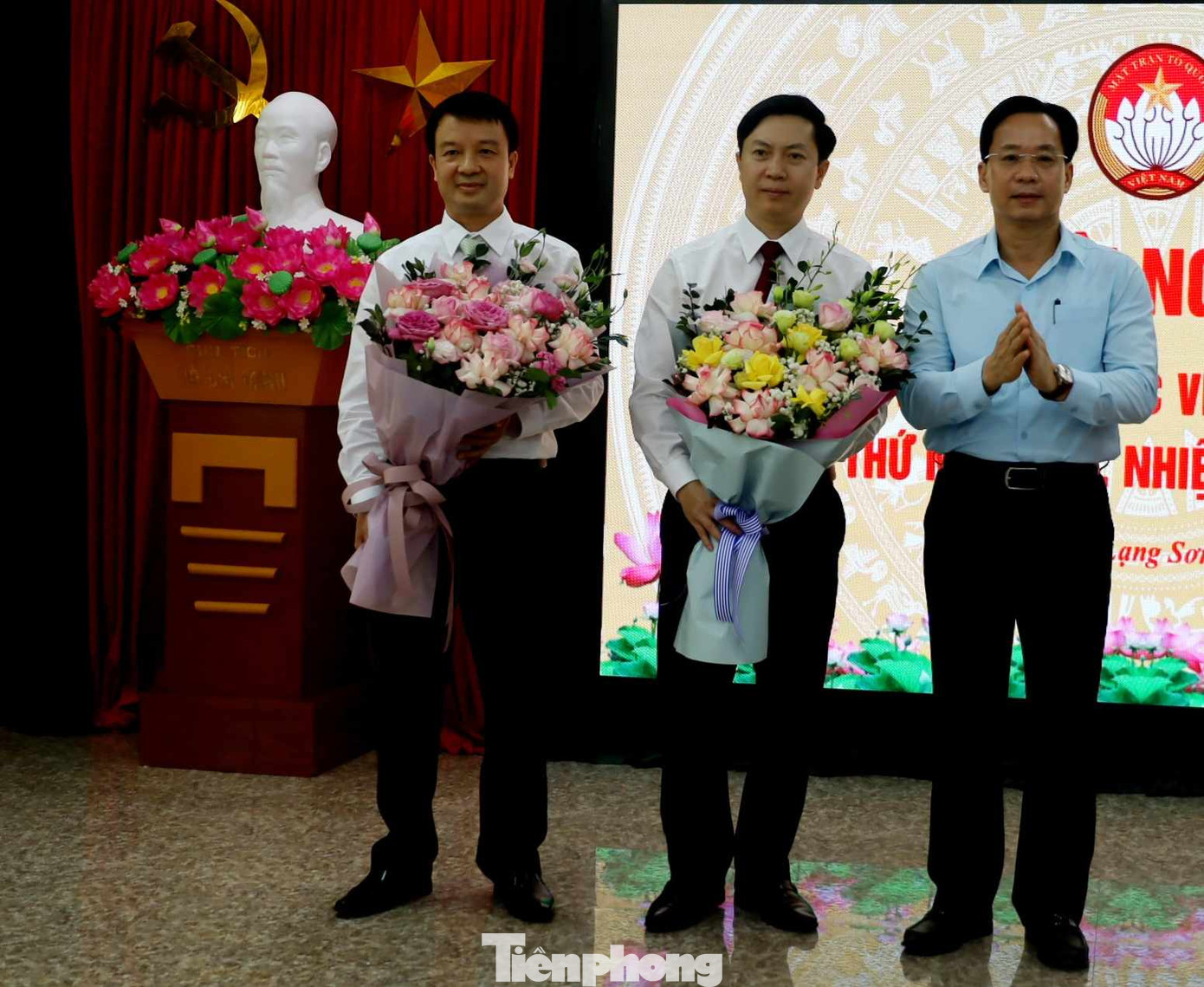 Tân Chủ tịch và Phó Chủ tịch Ủy ban MTTQ Việt Nam tỉnh Lạng Sơn nhận hoa chúc mừng của lãnh đạo Tỉnh ủy Lạng Sơn. Ảnh: Duy Chiến