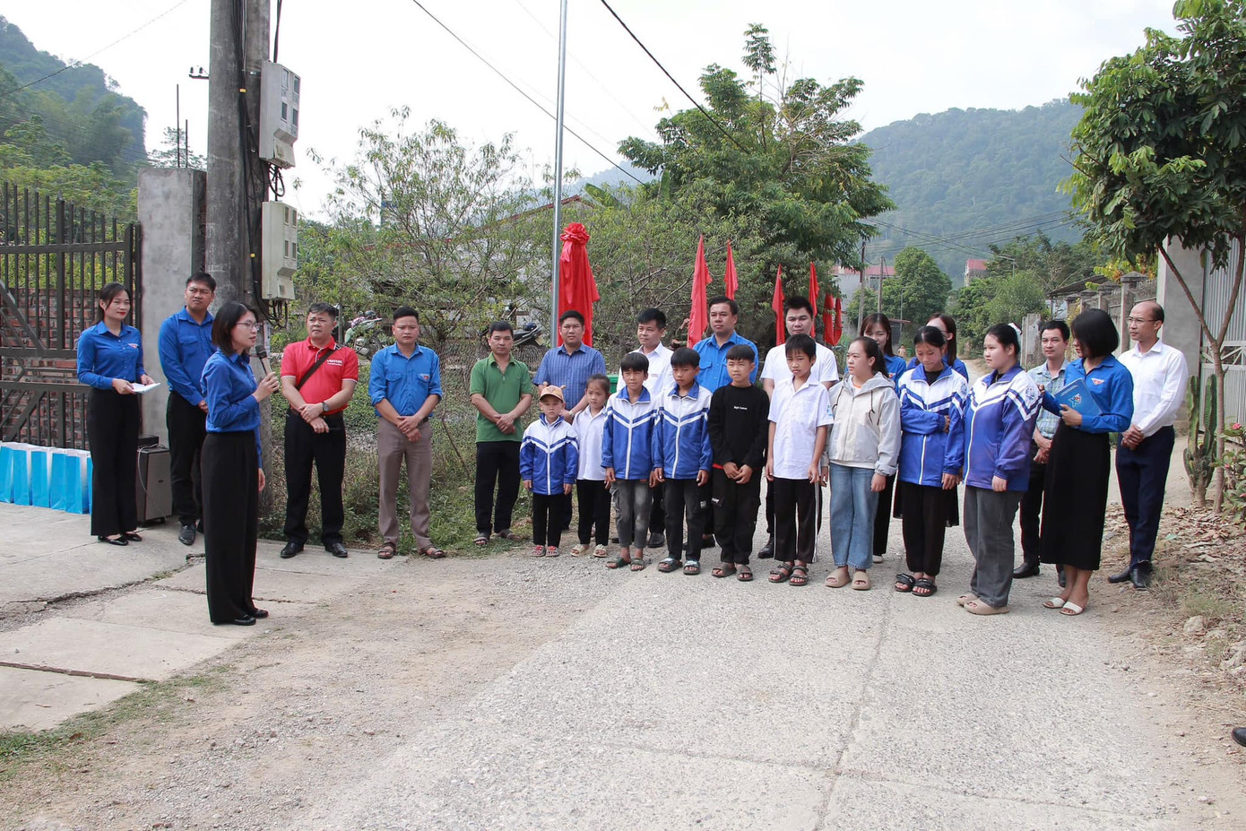 Chị Phạm Thị Thu Hiền - Bí thư Tỉnh Đoàn, Chủ tịch Hội LHTN Việt Nam tỉnh Thái Nguyên phát biểu tại lễ khánh thành, bàn giao công trình thắp sáng đường quê tại Na Rì, tỉnh Bắc Kạn.