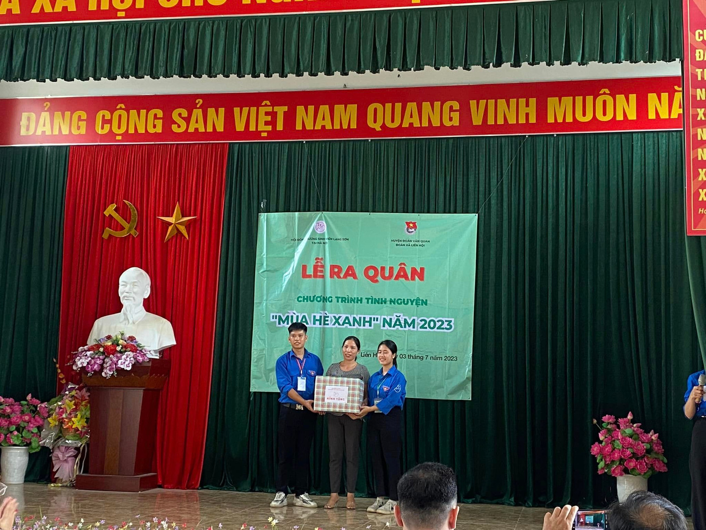 Tặng quà cho gia đình chính sách, hộ khó khăn Tặng quà cho gia đình chính sách, hộ khó khăn