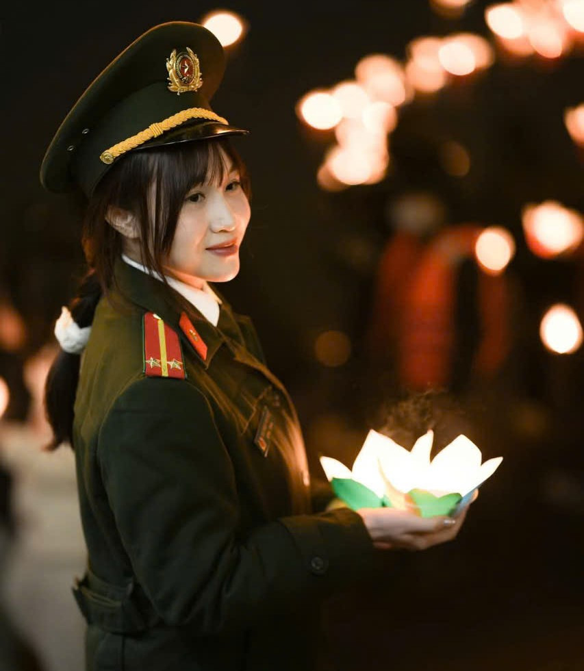 Hướng dẫn người dân thả hoa đăng đúng nơi quy định.