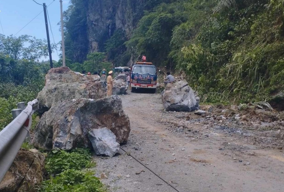 Lực lượng chức năng điều tiết, phân luồng giao thông. Ảnh: CL Lực lượng chức năng điều tiết, phân luồng giao thông. Ảnh: CL