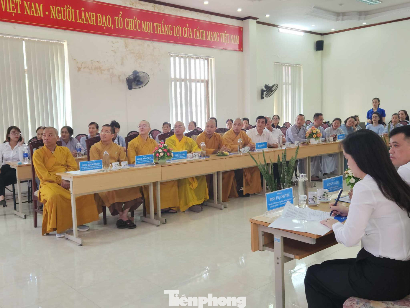 Đông đảo các tăng ni, phật tử tham dự Lễ ký kết. Đông đảo các tăng ni, phật tử tham dự Lễ ký kết.