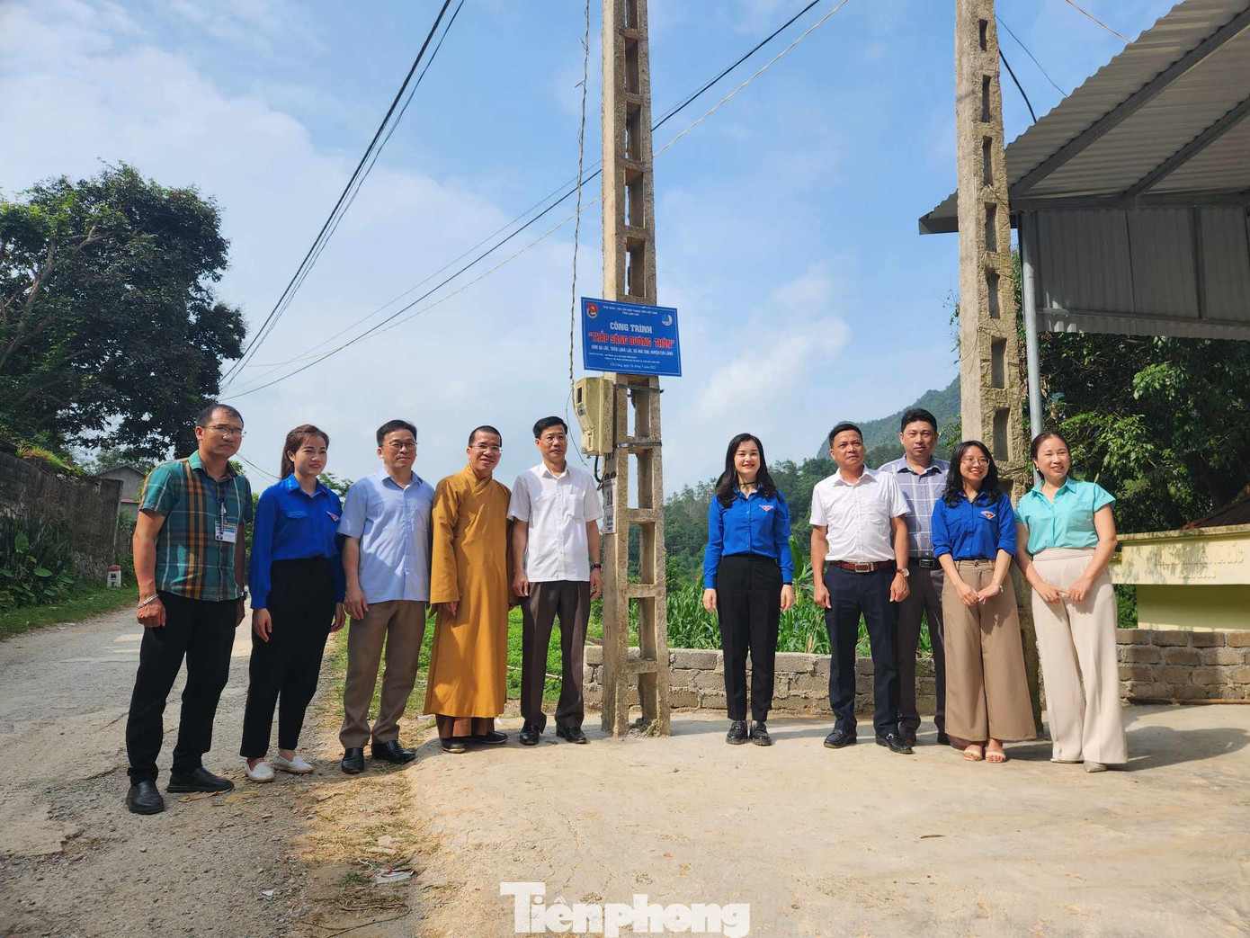 Khánh thành, bàn giao công trình Thắp sáng đường thôn. Khánh thành, bàn giao công trình Thắp sáng đường thôn.