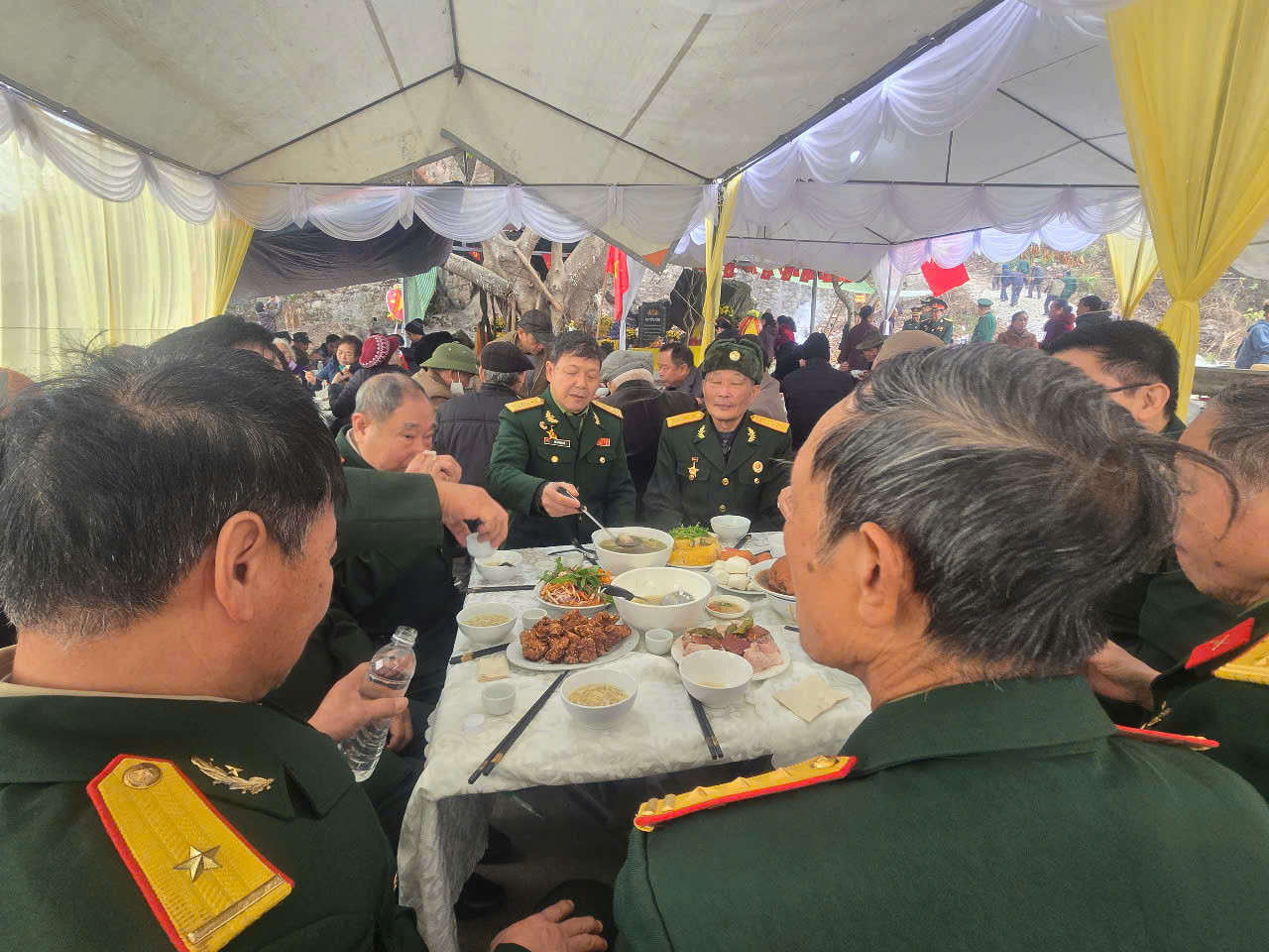 Bữa cơm đoàn viên của các cựu chiến binh Sư đoàn 3 anh hùng tại Pháo đài Đồng Đăng, sáng 17/2/2025 (Ảnh: Duy Chiến)
