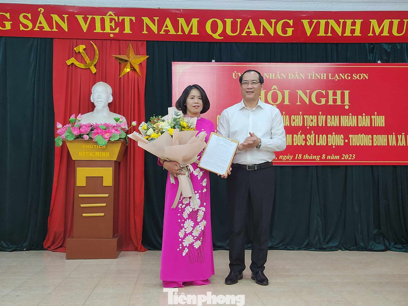 Ông Dương Xuân Huyên, Phó Chủ tịch Thường trực UBND tỉnh Lạng Sơn (bìa phải) trao Quyết định và hoa chúc mừng tân Phó Giám đốc Sở LĐ-TB-XH tỉnh Lạng Sơn. Ảnh: Duy Chiến