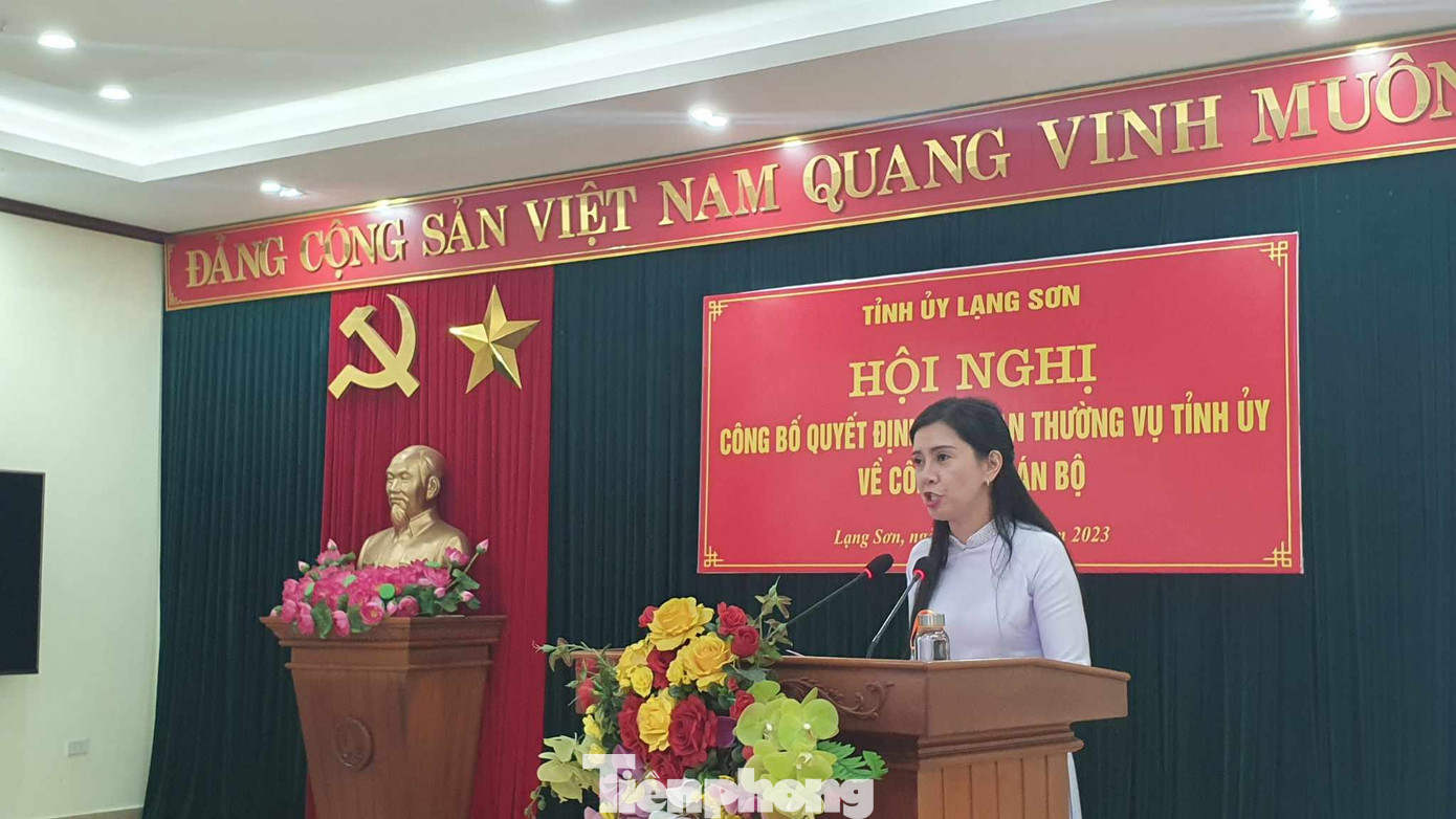 Bà Đoàn Thu Hà, tân Bí thư Huyện ủy Lộc Bình phát biểu nhận nhiệm vụ, hứa sẽ phấn đấu hoàn thành mọi nhiệm vụ được giao. Bà Đoàn Thu Hà, tân Bí thư Huyện ủy Lộc Bình phát biểu nhận nhiệm vụ, hứa sẽ phấn đấu hoàn thành mọi nhiệm vụ được giao.