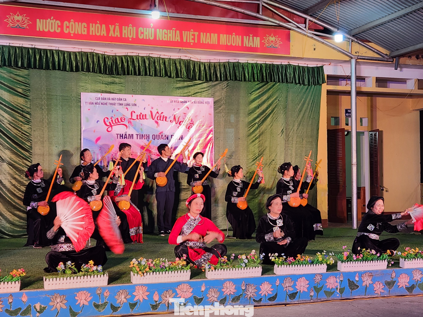 Các hạt nhân văn nghệ xã Bằng Hữu tham gia các tiết mục đậm đà bản sắc dân tộc. Ảnh: Duy Chiến