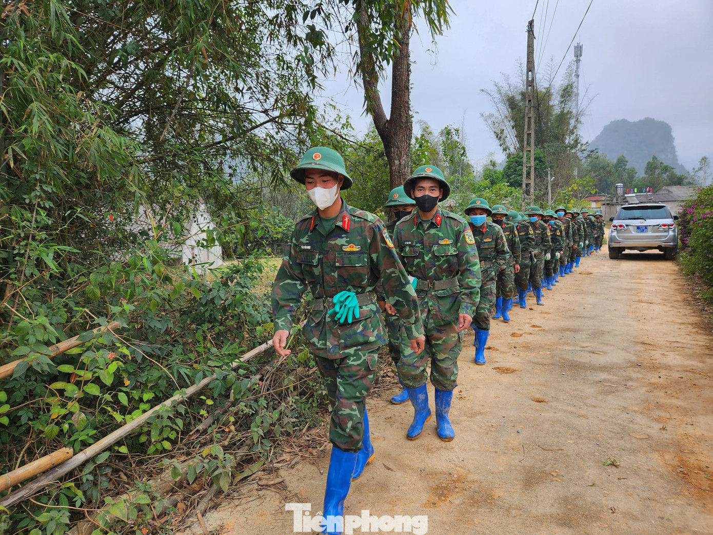 Gần 80 cán bộ, chiến sĩ Trung đoàn 141 hành quân làm công tác dân vận ở huyện Chi Lăng. Ảnh: Duy Chiến