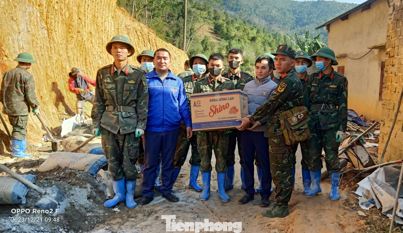 Đoàn viên, thanh niên và nhân dân xã Bằng Hữu tặng quà hỗ trợ đoàn công tác của Trung đoàn 141.