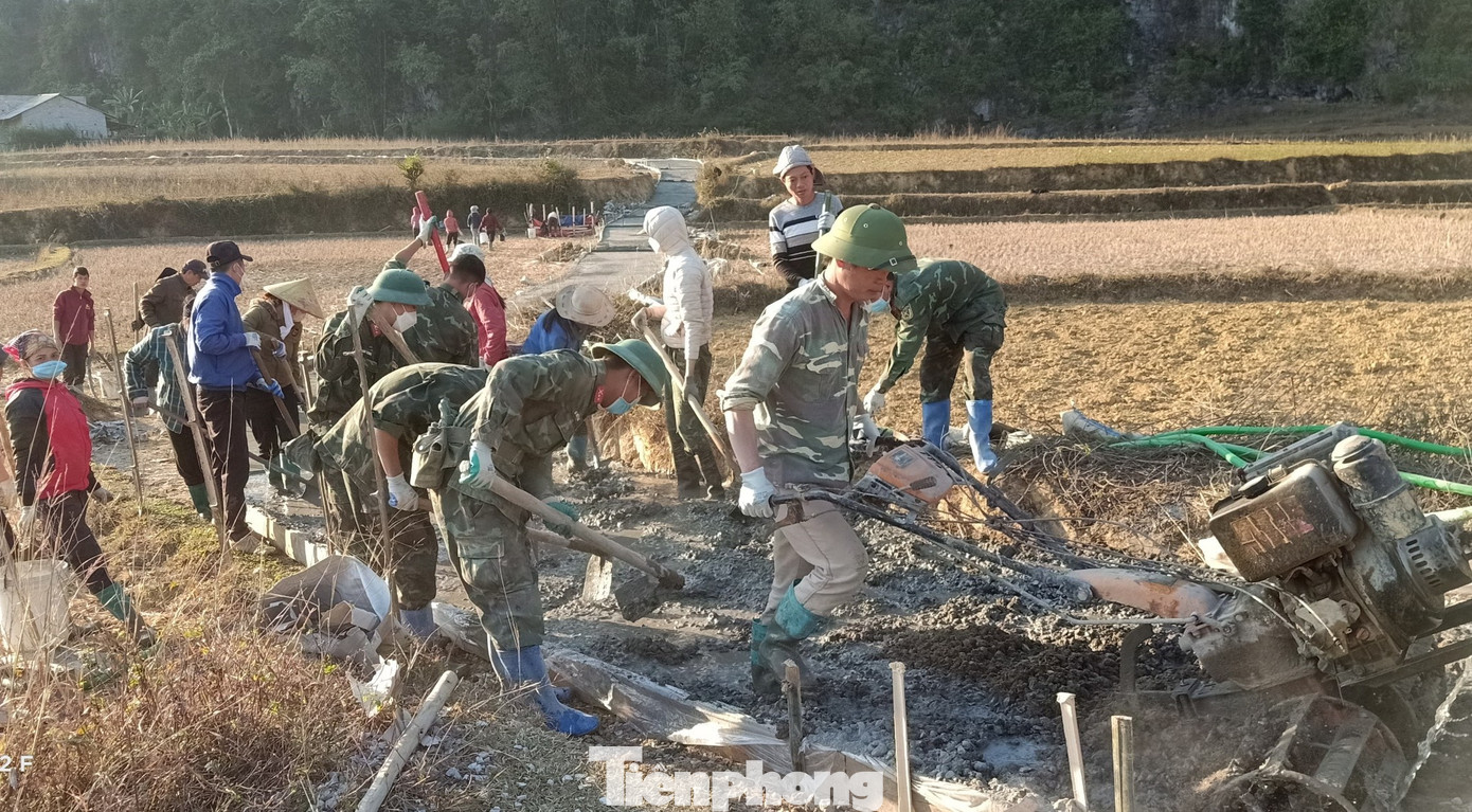 Bộ đội thực hiện làm đường nội đồng đến nhà dân. Ảnh: Duy Chiến