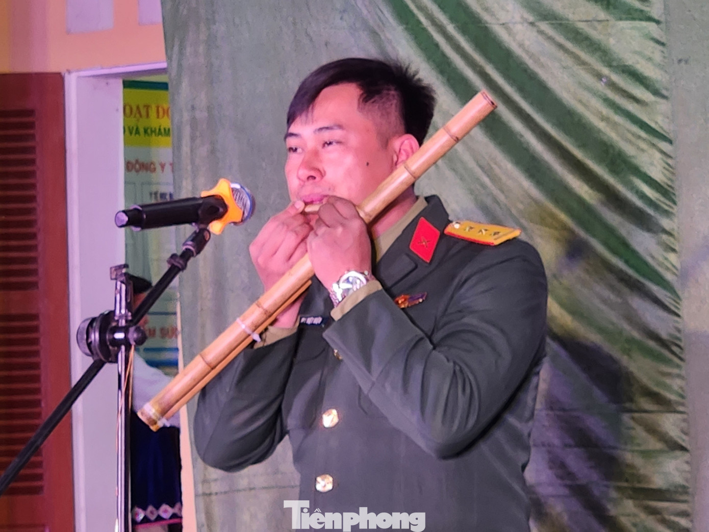 Chiến sỹ Trung đoàn 141 tấu sáo tham gia đêm Văn nghệ "Thắm tình quân dân". Ảnh: Duy Chiến