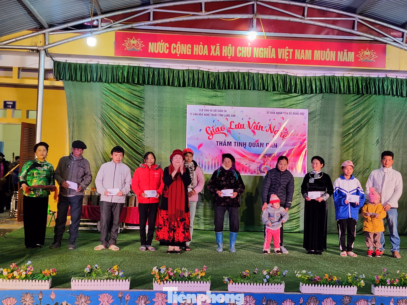 Câu lạc bộ hát Then, đàn tính tỉnh Lạng Sơn trao 11 suất quà cho hộ nghèo, gia đình chính sách trên địa bàn xã Bằng Hữu. Ảnh: Duy Chiến