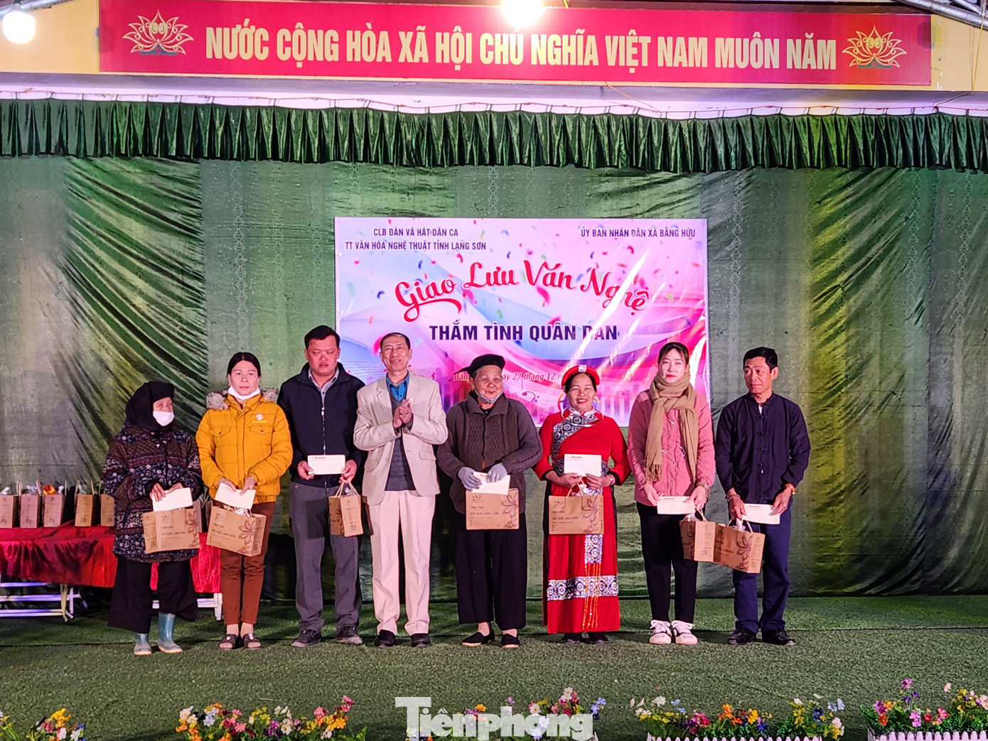 Báo Tiền Phong thường trú tại Lạng Sơn trao 20 suất quà cho nhân dân và đoàn viên thanh niên xã Bằng Hữu có hoàn cảnh khó khăn dịp Tết đến, xuân về.