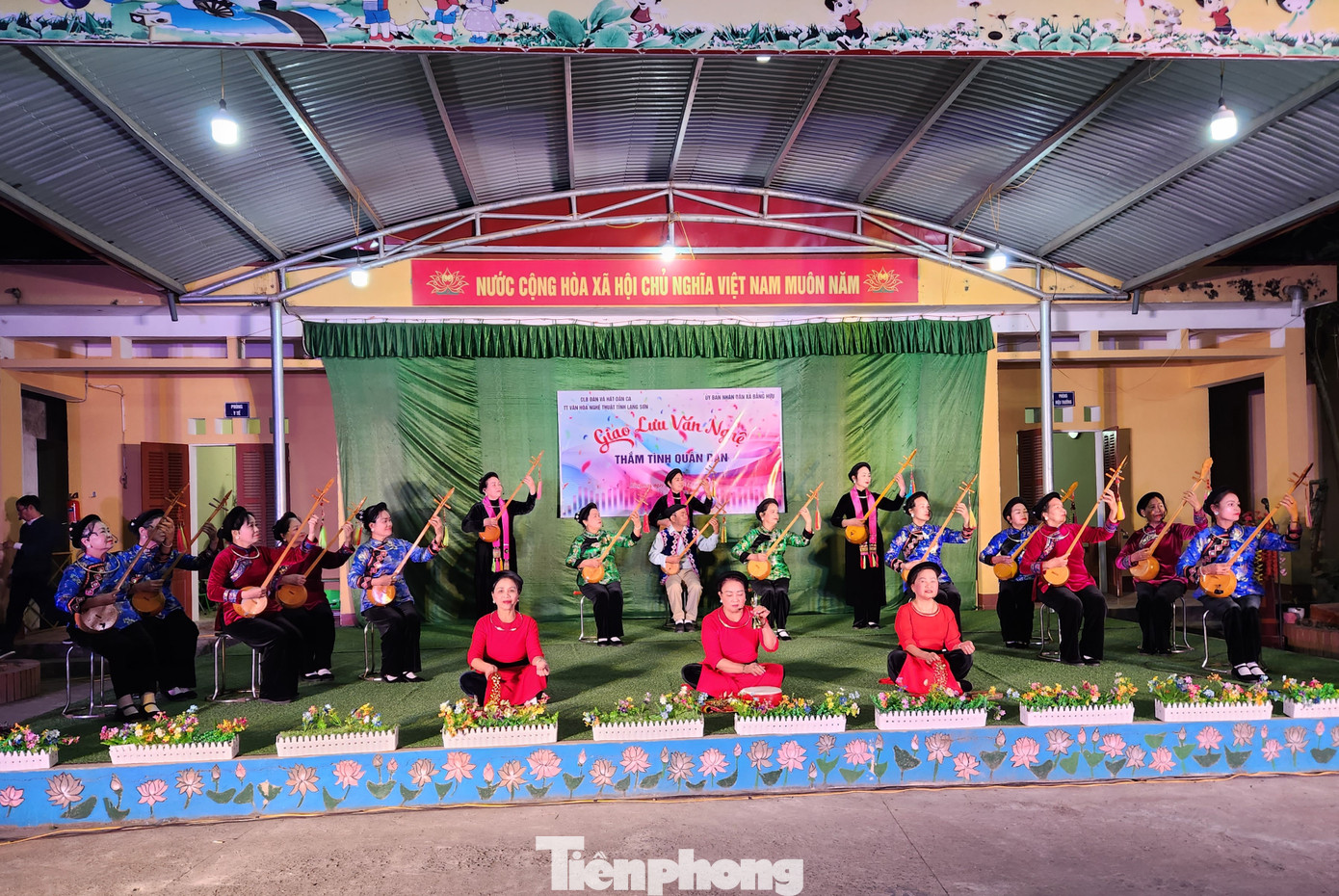 Câu lạc bộ hát Then, đàn tính tham gia biểu diễn tiết mục sôi động, ấn tượng. Ảnh: Duy Chiến