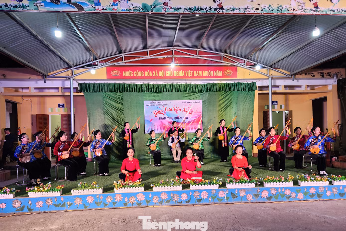 Câu lạc bộ hát Then, đàn tính tham gia biểu diễn tiết mục sôi động, ấn tượng. Ảnh: Duy Chiến