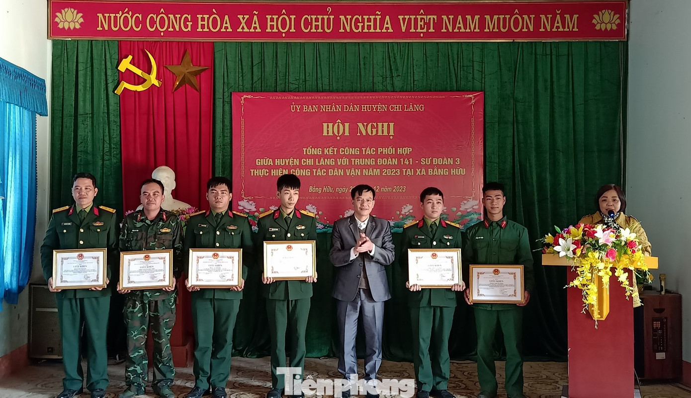 Lãnh đạo UBND huyện Chi Lăng trao tặng Giấy khen của Chủ tịch UBND huyện cho tập thể, cá nhân Trung đoàn 141 có thành tích trong công tác dân vận. Ảnh: Duy Chiến