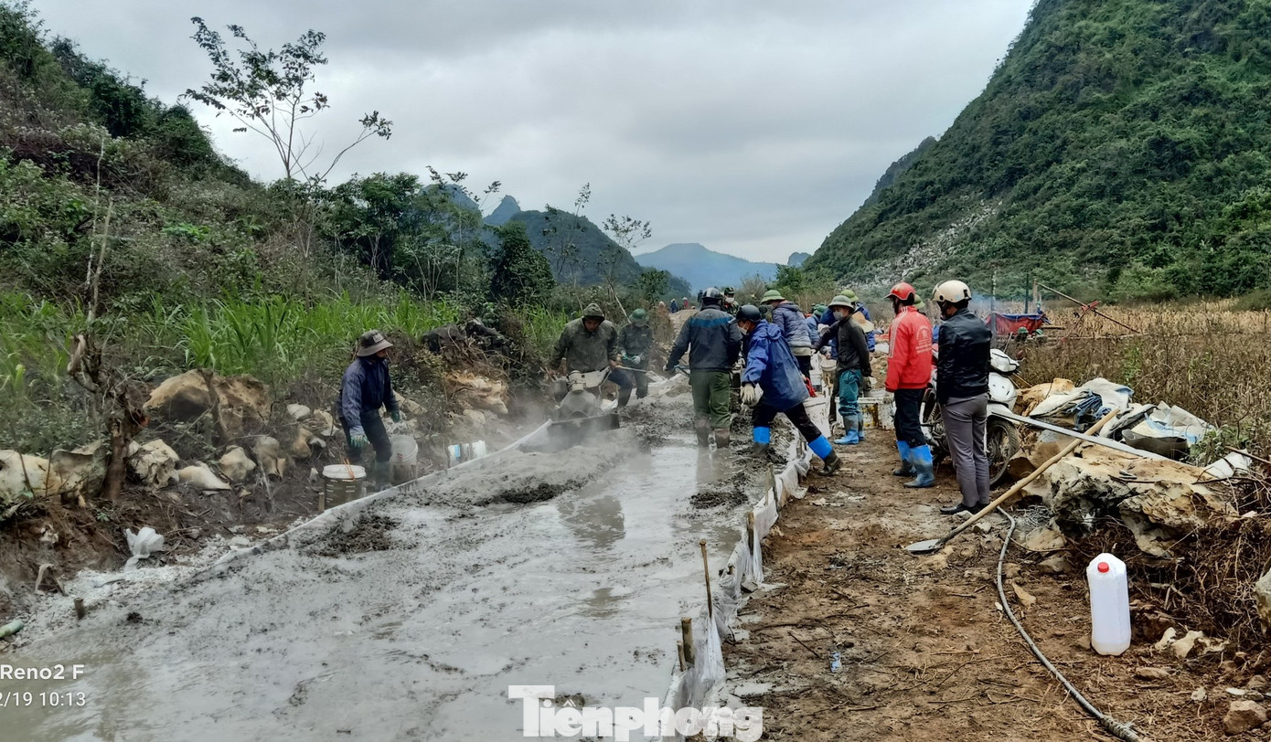 Bộ đội và nhân dân làm đường liên thôn ở xã Bằng Hữu. Ảnh: Duy Chiến