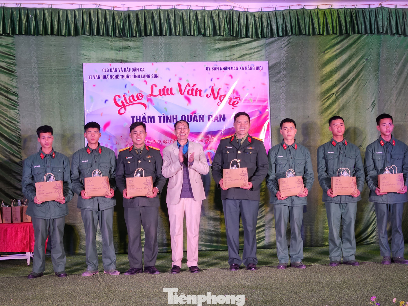 Đại diện báo Tiền Phong thường trú tại Lạng Sơn trao quà cho cán bộ, chiến sĩ Trung đoàn 141.