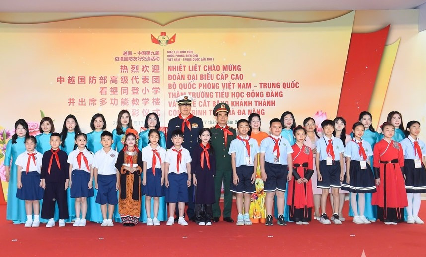 Đại tướng Phan Văn Giang - Bộ trưởng Bộ Quốc phòng Việt Nam, và Thượng tướng Đổng Quân - Bộ trưởng Bộ Quốc phòng Trung Quốc, cùng đoàn đại biểu cấp cao Bộ Quốc phòng hai nước thăm Trường Tiểu học Đồng Đăng (huyện Cao Lộc, tỉnh Lạng Sơn) và dự Lễ Khánh thành Tòa nhà đa năng do Bộ Quốc phòng Việt Nam xây tặng nhà trường.