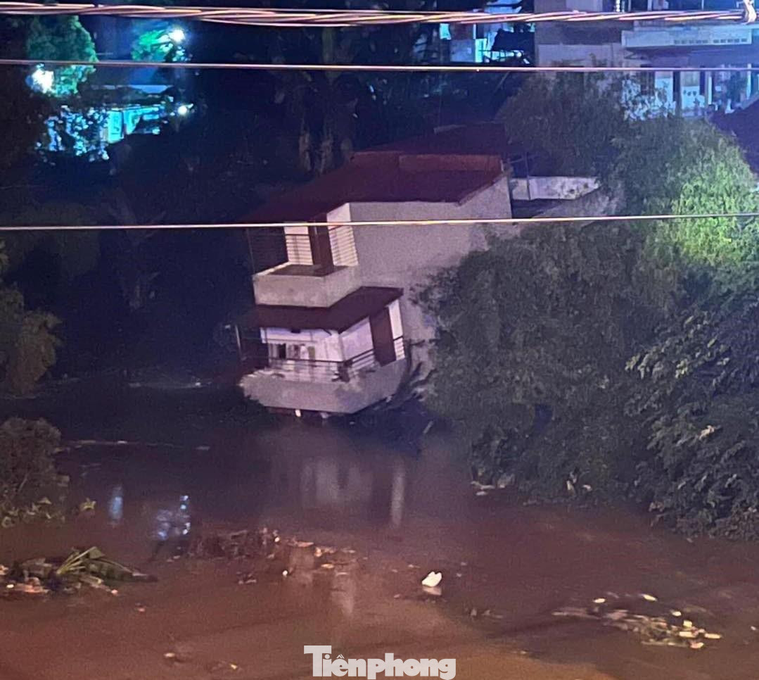 Càng về khuya, ngôi nhà 2 tầng càng lún sâu xuống sông Thương -Ảnh: DC Càng về khuya, ngôi nhà 2 tầng càng lún sâu xuống sông Thương -Ảnh: DC