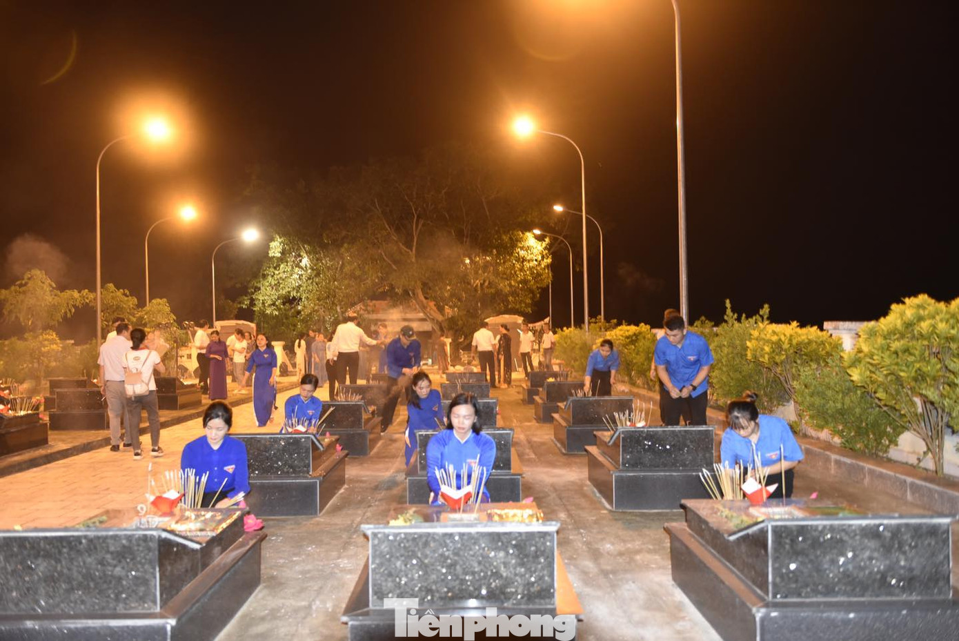 Thắp nến tri ân tại các ngôi mộ liệt sĩ trên địa bàn tỉnh Cao Bằng.