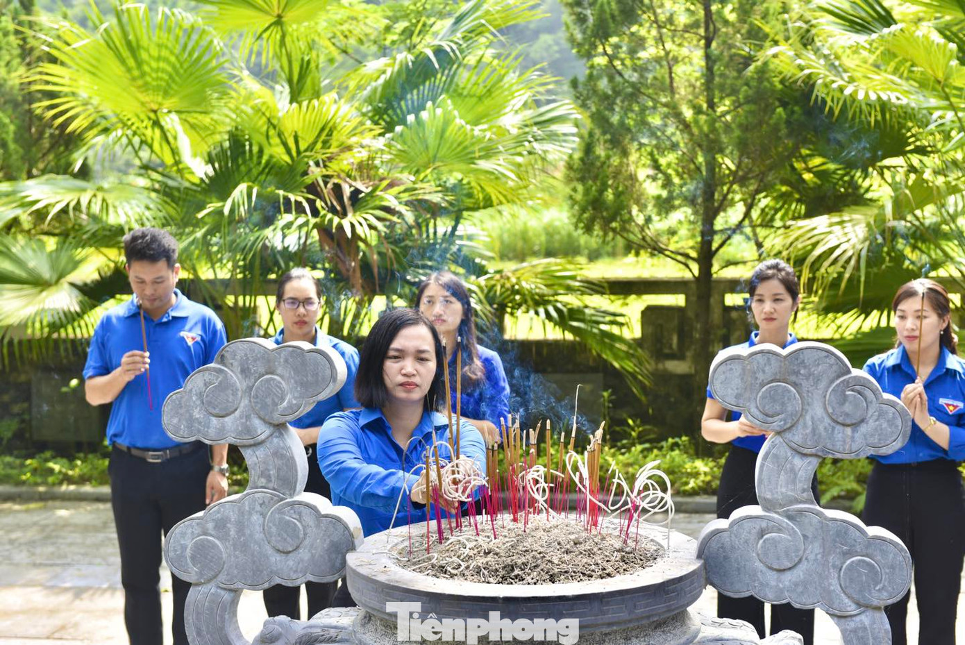 Chị Hoàng Hồng Diệu, Bí thư Tỉnh Đoàn và tuổi trẻ Cao Bằng thắp nhang tại Khu di tích lịch sử Kim Đồng. Ảnh: Đ.L