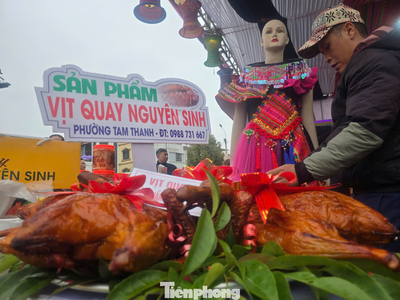 Vịt quay xứ Lạng béo ngậy, thơm ngon nức tiếng. Những ngày này, trong các mâm cỗ thiết đãi bạn bè, người thân không thể thiếu món vịt quay, lợn quay nguyên con nhồi lá mắc mật thơm lừng. Ảnh: Duy Chiến.