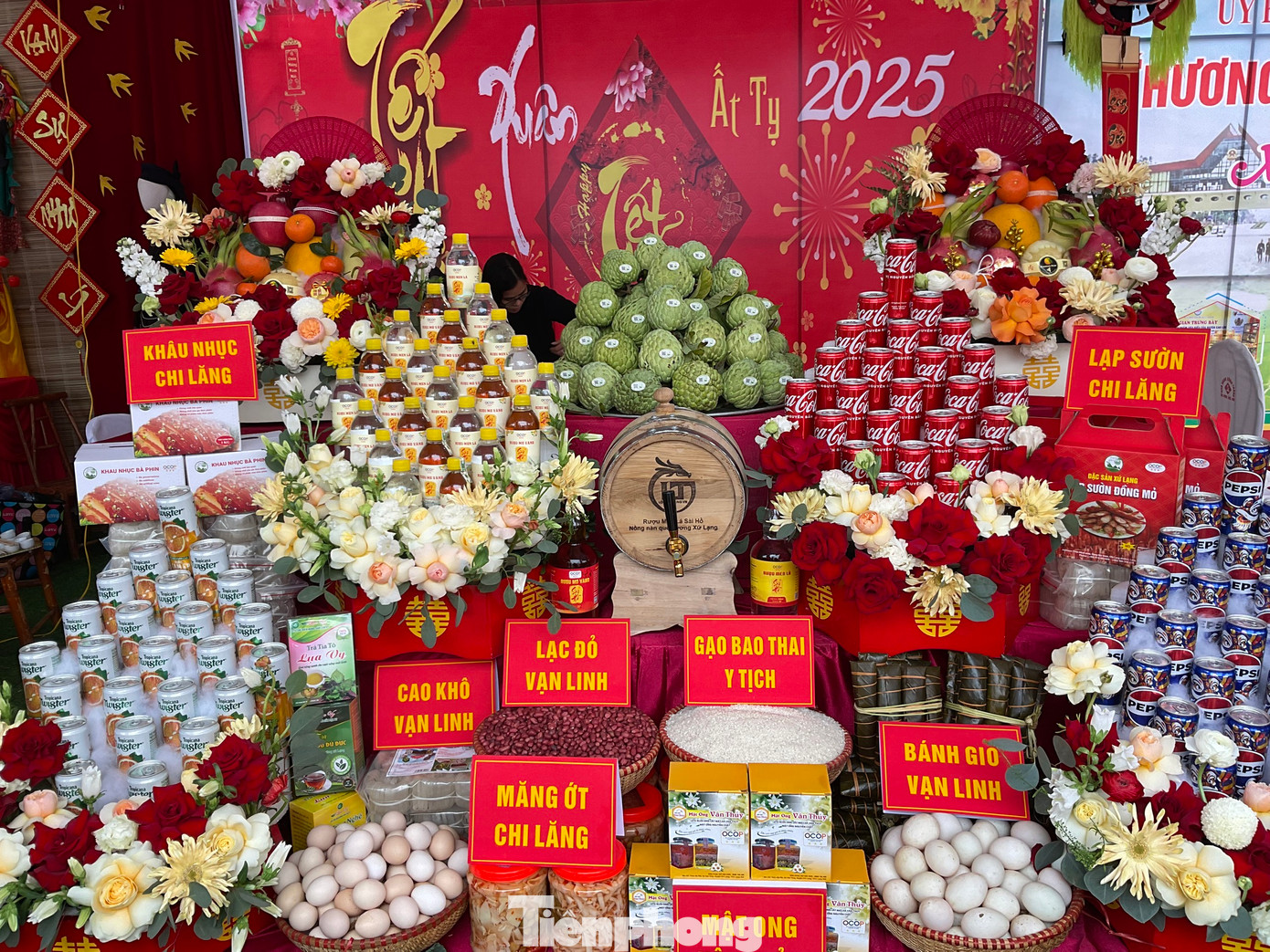 Hòa chung không khí của đất trời vào xuân với các hoạt động văn hóa, thể thao và du lịch sôi nổi gắn với Lễ hội Kỳ Cùng - Tả Phủ, di sản văn hóa phi vật thể quốc gia. UBND thành phố Lạng Sơn chủ trì khai mạc Lễ hội Văn hoá ẩm thực Xứ Lạng xuân Ất Tỵ năm 2025. Ảnh: Duy Chiến.