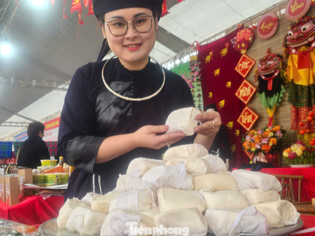 Đậu Na Sầm (huyện Văn Lãng) hương vị rất thanh mát đặc trưng, dù ăn sống hay chiên rán đều rất hấp dẫn và giữ được hương thơm tự nhiên của đỗ tương. Việc bảo quản gói đậu trong những miếng vải vuông màu trắng cũng giúp đậu Na Sầm đảm bảo vệ sinh, tăng uy tín đối với thực khách. Ảnh: Duy Chiến