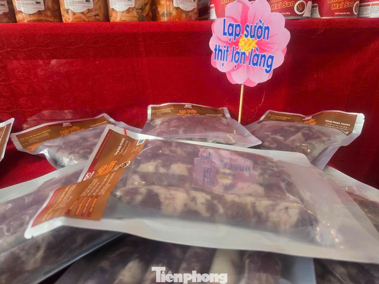 Lạp sườn tẩm ướp gừng núi đá có vị thơm ngọt riêng có. Đây là món ăn không thể thiếu trong ngày xuân. Lễ hội văn hóa ẩm thực Xứ Lạng năm nay là hoạt động trong khuôn khổ chuỗi hoạt động mừng Đảng - mừng Xuân của tỉnh Lạng Sơn, được nâng tầm từ Hội thi Hương sắc ẩm thực hàng năm gắn với trưng bày sản phẩm đặc trưng địa phương.