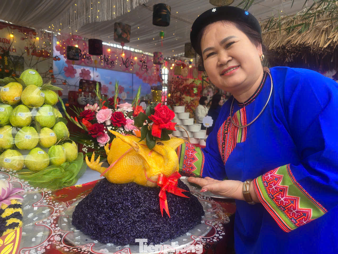 40 gian hàng tham gia cuộc thi trưng bày gian hàng đẹp, thể hiện nét văn hóa riêng, mang đậm bản sắc văn hóa vùng miền. Ấn tượng là mâm xôi cẩm và gà thiến béo nặng trên 4 kg hút khách du lịch. Ảnh: Duy Chiến.
