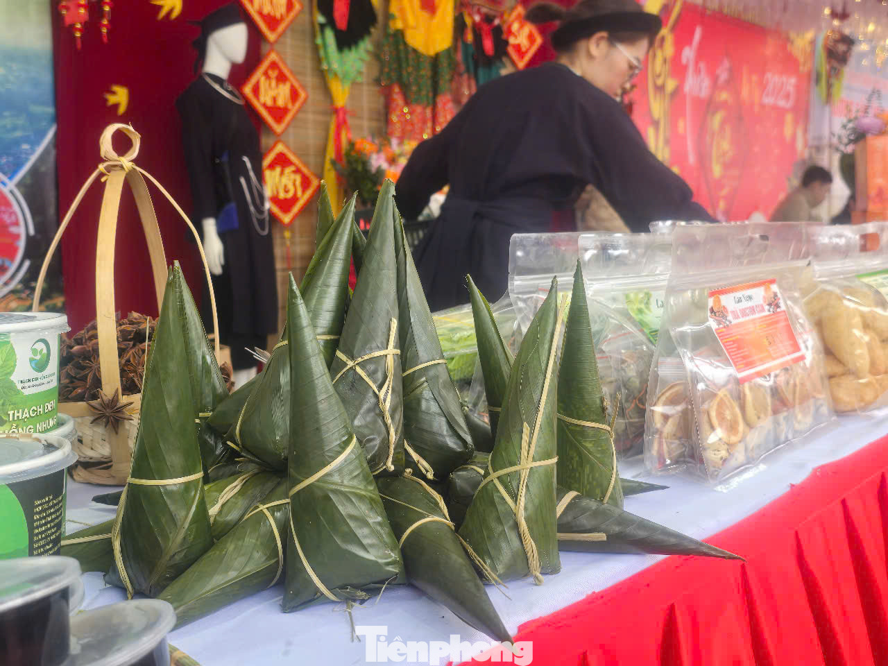 Bánh coóc mò nổi tiếng của đồng bào Tày Lạng Sơn. Sự đặc biệt tạo nên hương vị của bánh đó là gạo, lá gói bánh và lạc. Loại bánh này cũng là món quà của nhiều du khách khi đến với Lạng Sơn. Ảnh: Duy Chiến.