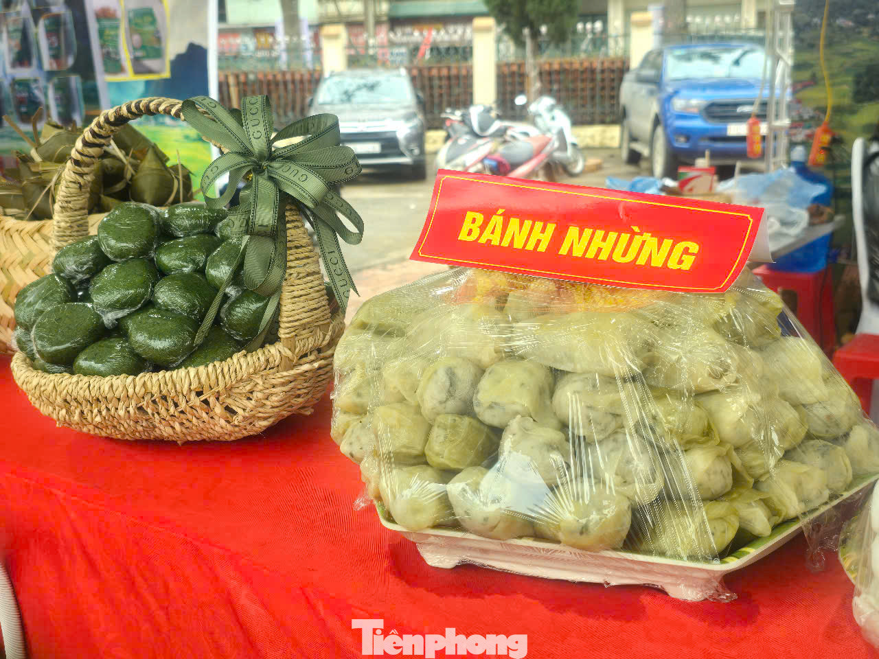 Bánh Nhừng là món độc đáo riêng có ở xứ Lạng làm bằng thịt lợn ngon, cuốn lá bắp cải rồi hấp cách thủy, ăn mềm, ngọt, bổ dưỡng.