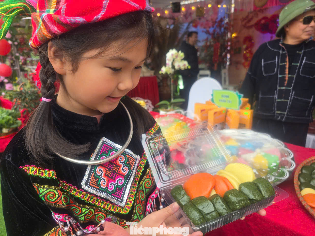 Xôi ngũ sắc, bánh ngải, bánh giầy nổi tiếng của xứ Lạng luôn được khách du lịch ưa chuộng. Theo ban tổ chức, lễ hội ẩm thực được tổ chức trong 3 ngày, từ 22 đến 24/2 (tức từ 25 đến 27 tháng Giêng năm Ất Tỵ). Ảnh: Duy Chiến.