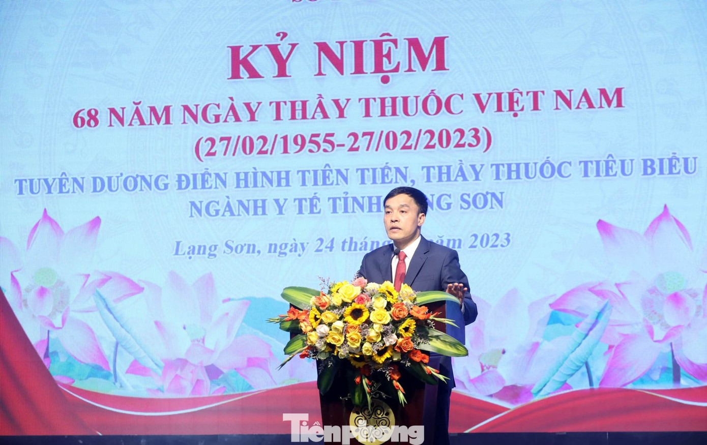 Ông Nguyễn Thế Toàn, Giám đốc Sở Y tế Lạng Sơn đọc báo cáo những thành tích đã đạt được của đội ngũ ngành Y tỉnh nhà -Ảnh: Duy Chiến