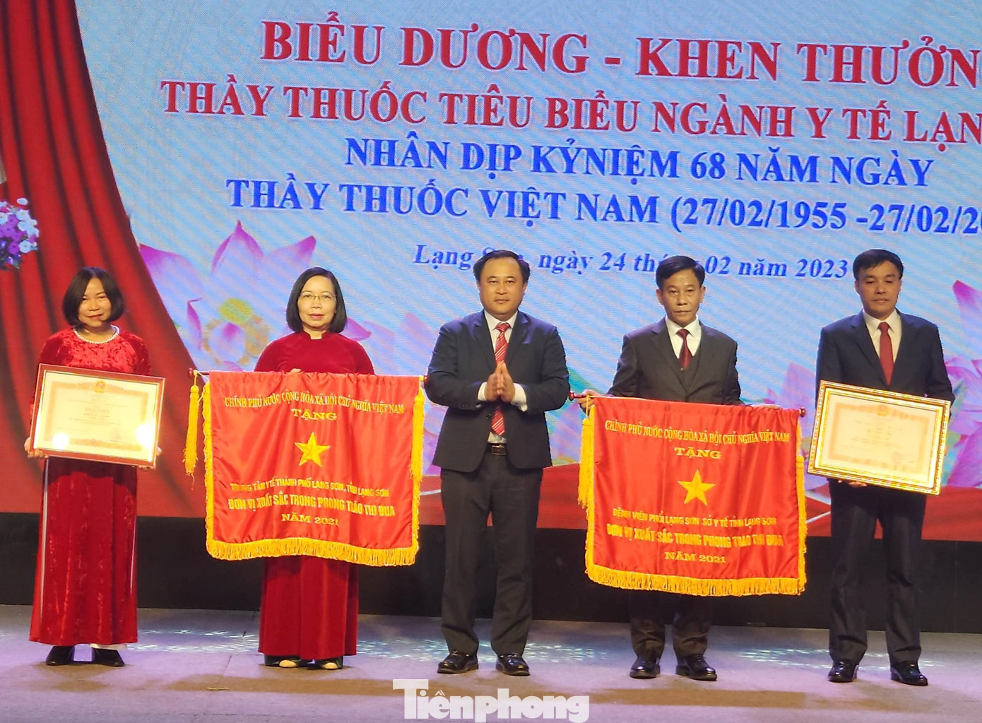 Nhiều tập thể, cá nhân có thành tích xuất sắc nhận cờ thi đua, Bằng khen của Thủ tướng chính phủ -Ảnh: Duy Chiến