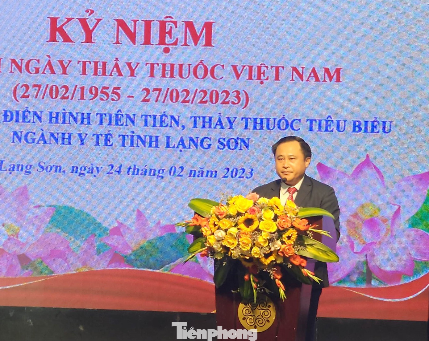 Phó Chủ tịch UBND tỉnh Lạng Sơn Lương Trọng Quỳnh ghi nhận, biểu dương những thành tích đã đạt được của cán bộ, nhân viên y tế Lạng Sơn -Ảnh: Duy Chiến