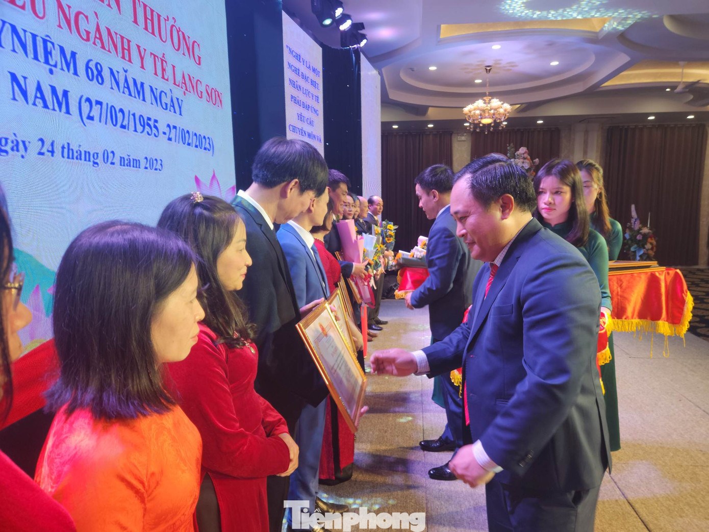 Nhiều y, bác sỹ Lạng Sơn nhận Bằng khen của Chủ tịch UBND tỉnh Lạng Sơn -Ảnh: Duy Chiến