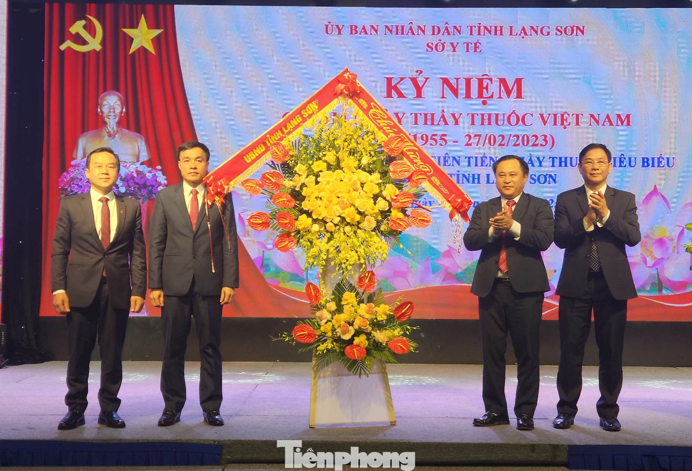 Lãnh đạo UBND tỉnh Lạng Sơn trao tặng lẵng hoa chúc mừng 68 năm ngày truyền thống ngành Y (27/2/1955- 27/2/2023) -Ảnh: Duy Chiến