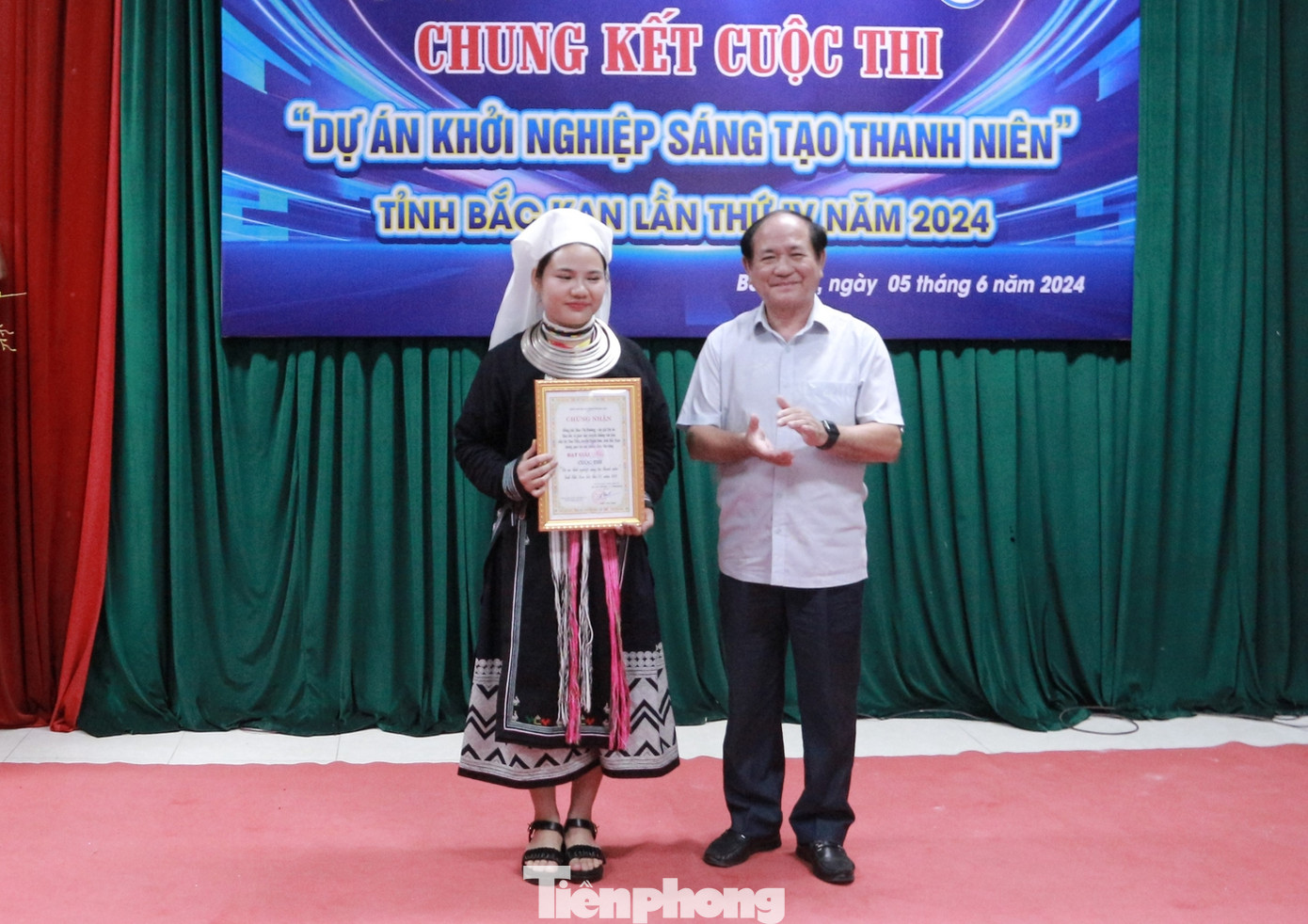 Nhóm tác giả Bàn Thị Hương, huyện Ngân Sơn nhận giải Nhì cho dự án "Bảo tồn, phát huy văn hóa dân tộc Dao Tiền".