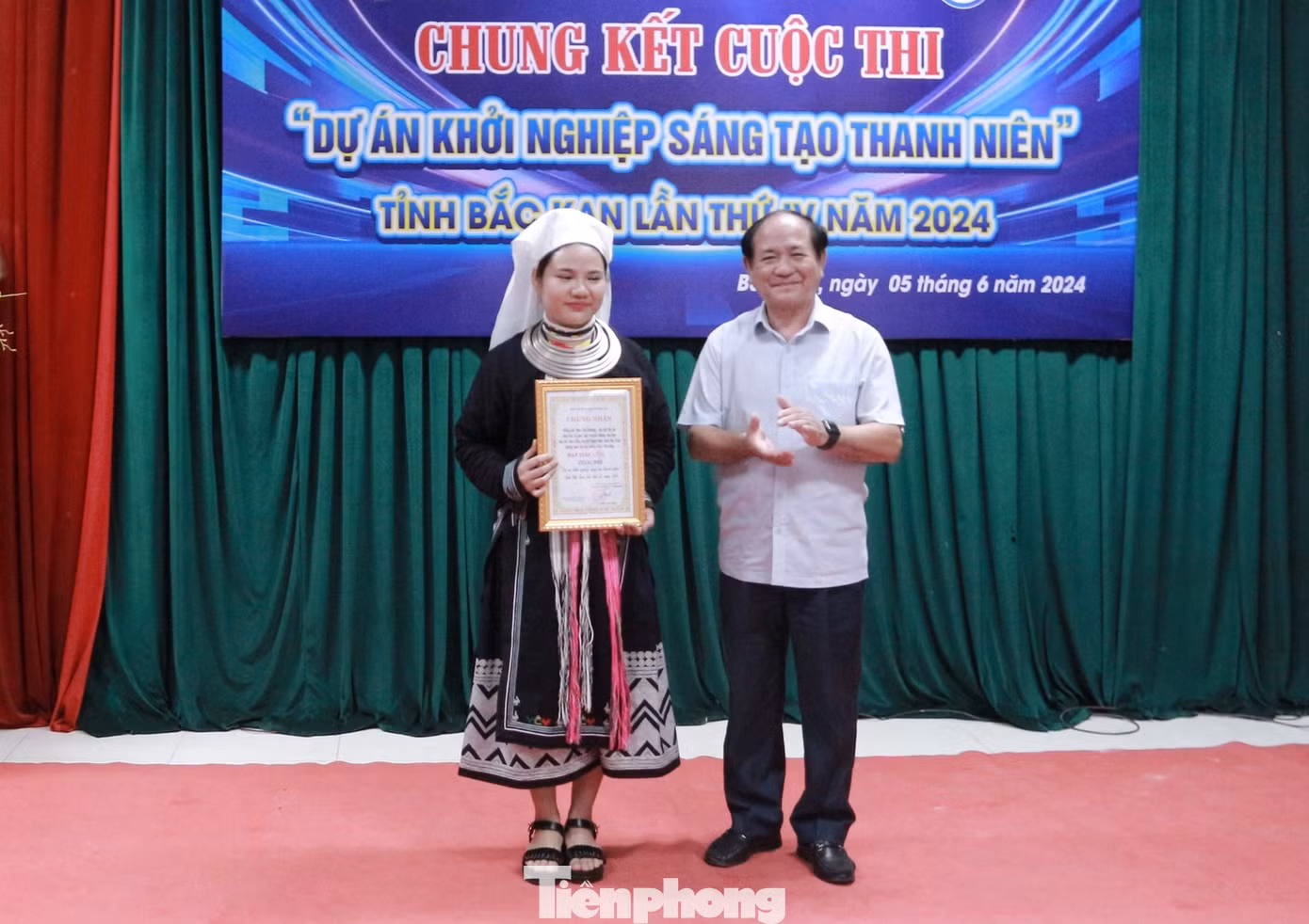 Nhóm tác giả Bàn Thị Hương, huyện Ngân Sơn nhận giải Nhì cho dự án "Bảo tồn, phát huy văn hóa dân tộc Dao Tiền".