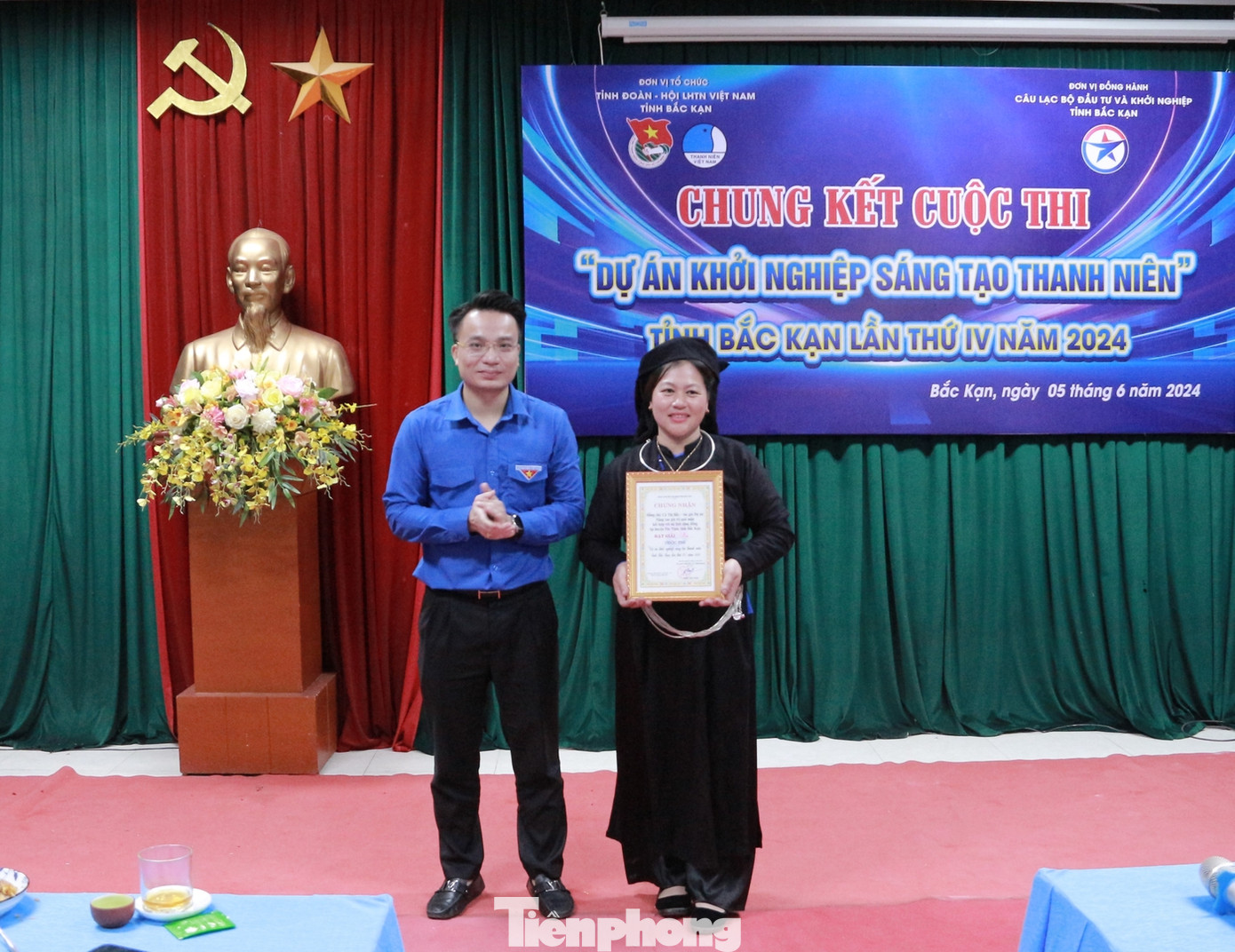 Nhóm tác giả đoạt giải Ba nhận giải của Ban tổ chức.