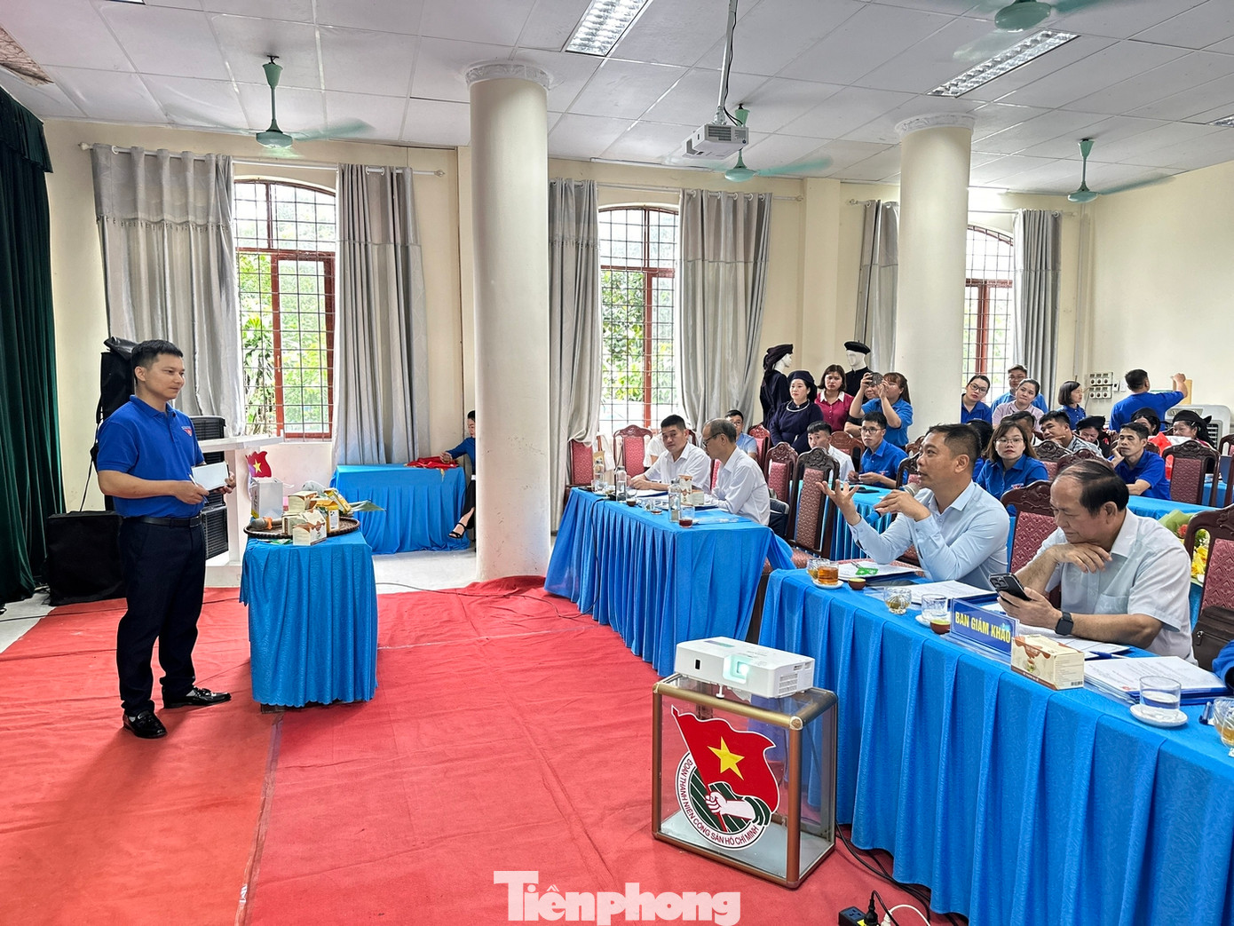 Các thí sinh, đội thi thuyết trình dự án.