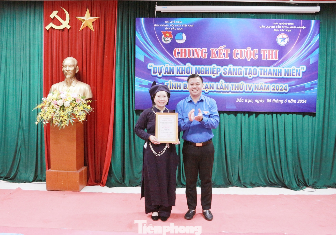 Anh Triệu Tiến Trình- Bí thư Tỉnh Đoàn Bắc Kạn trao giải Nhất cho dự án "Bảo tồn giá trị văn hóa dân gian truyền thống..." của đội huyện Bạch Thông.