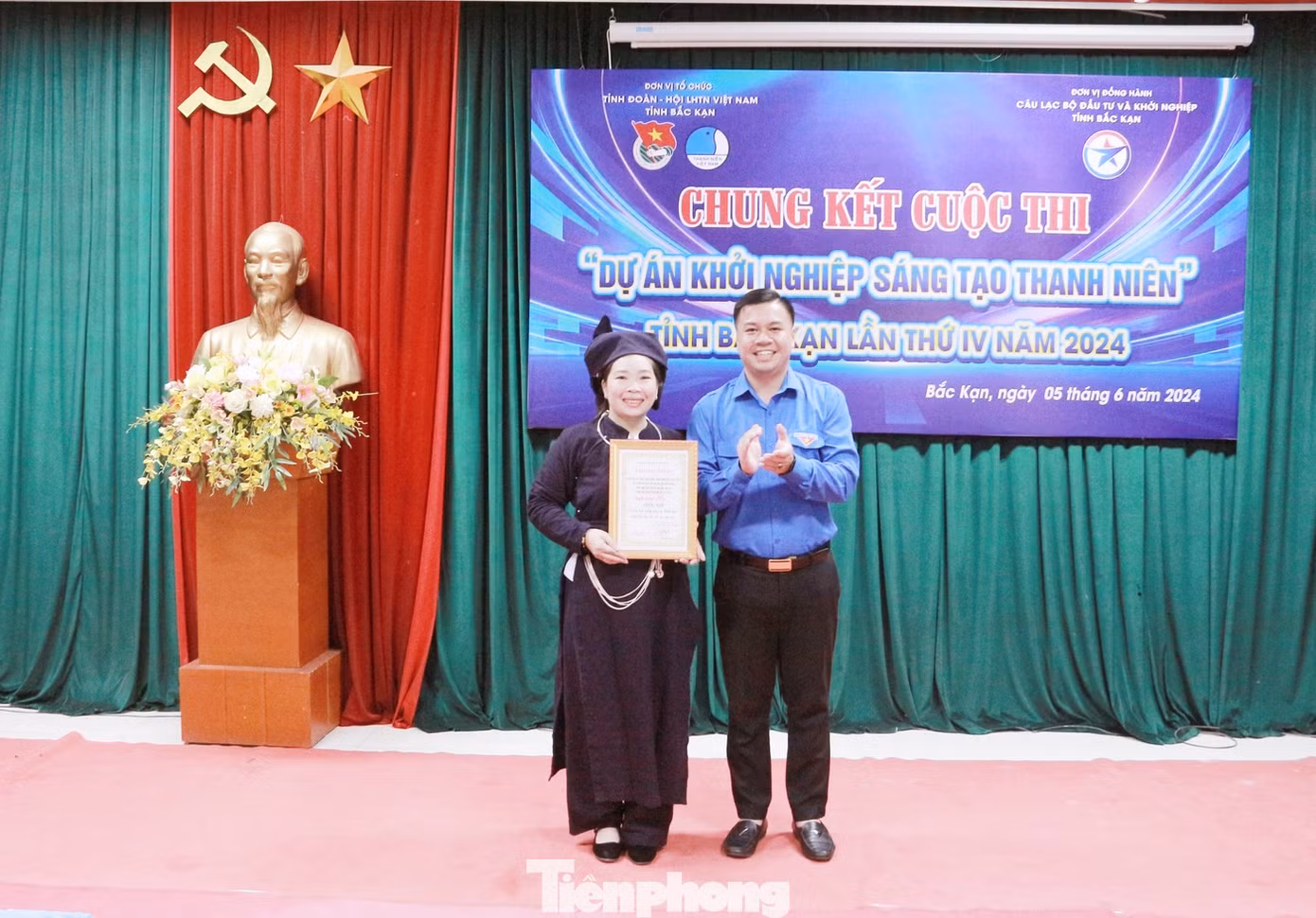 Anh Triệu Tiến Trình- Bí thư Tỉnh Đoàn Bắc Kạn trao giải Nhất cho dự án "Bảo tồn giá trị văn hóa dân gian truyền thống..." của đội huyện Bạch Thông.