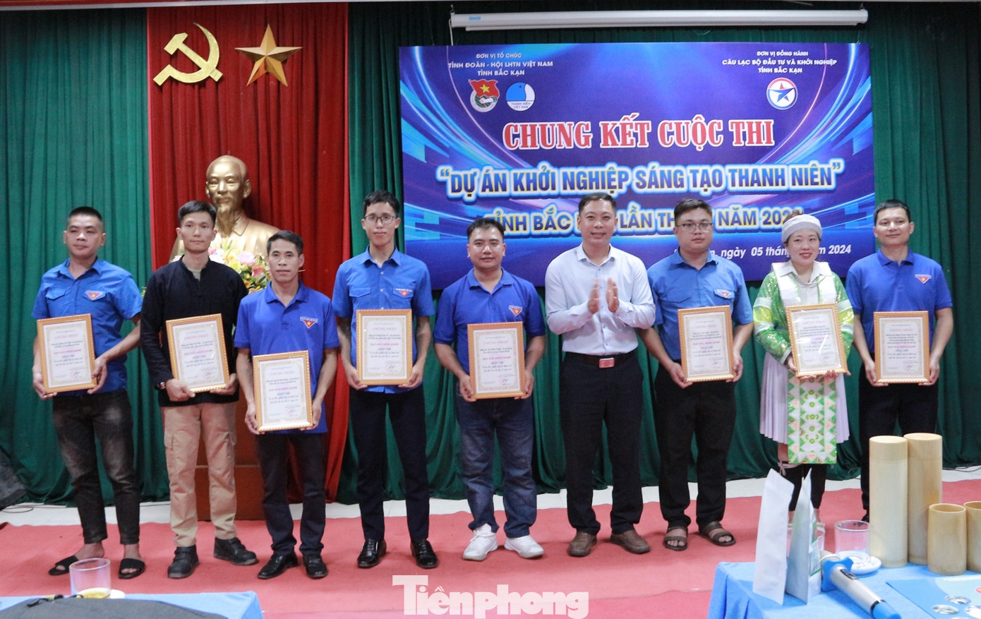 Ban tổ chức trao 8 giải đồng hành cuộc thi.