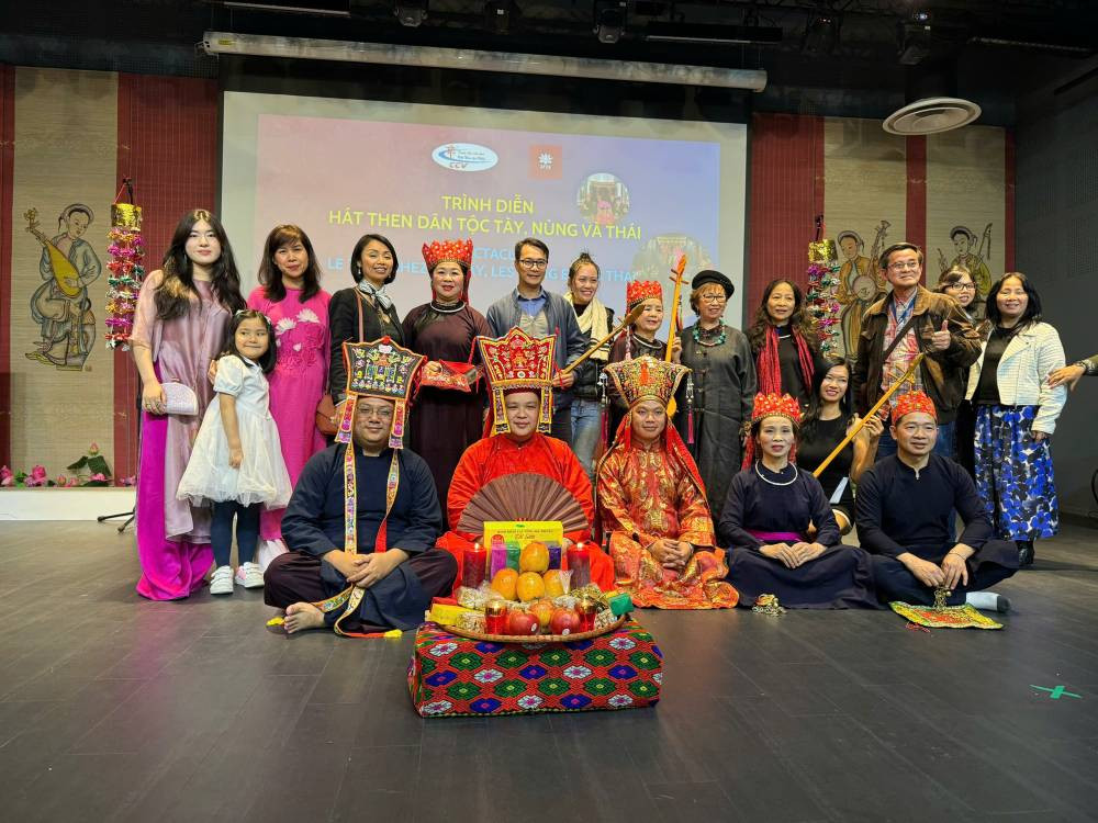 Các nghệ nhân xứ Lạng mang Then đến Pháp biểu diễn, giới thiệu di sản văn hóa, đậm đà bản sắc dân tộc.