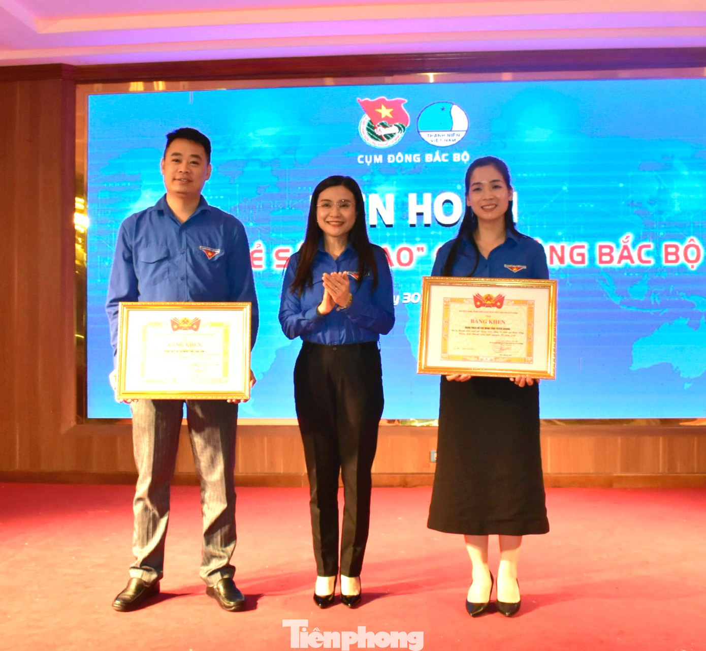 Chị Nguyễn Phạm Duy Trang (giữa) trao Bằng khen của Ban Bí thư T.Ư Đoàn cho Tỉnh Đoàn Lạng Sơn và Tuyên Quang. Ảnh: Duy Chiến