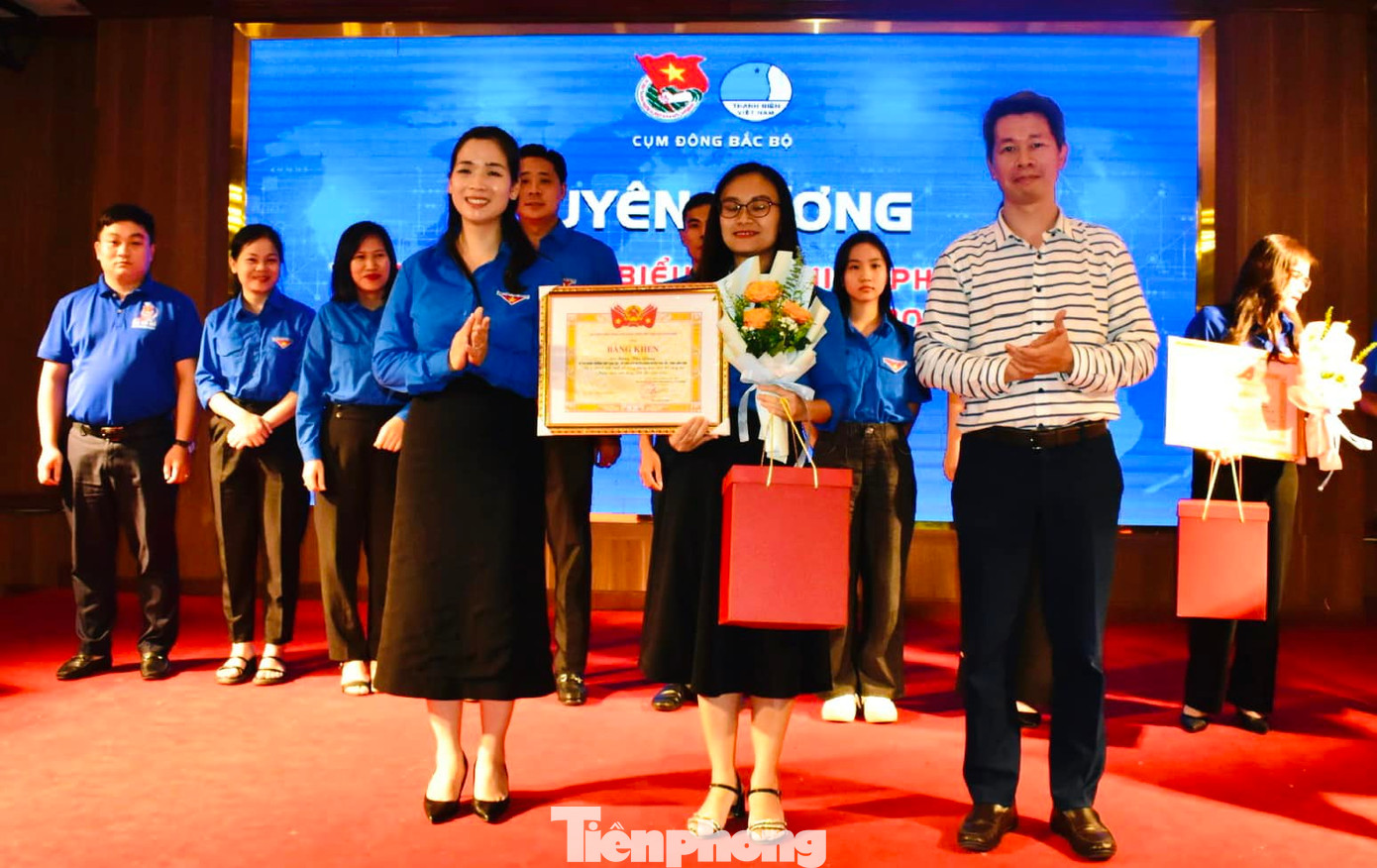 Các cá nhân có thành tích xuất sắc trong phong trào tuổi trẻ sáng tạo được nhận Bằng khen, phần thưởng của T.Ư Đoàn.