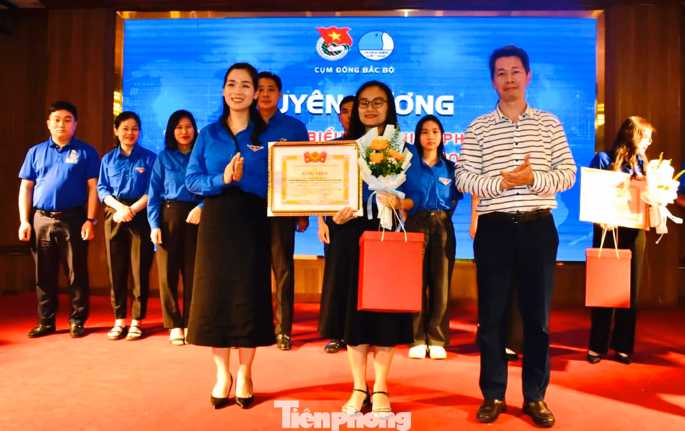 Các cá nhân có thành tích xuất sắc trong phong trào tuổi trẻ sáng tạo được nhận Bằng khen, phần thưởng của T.Ư Đoàn. Các cá nhân có thành tích xuất sắc trong phong trào tuổi trẻ sáng tạo được nhận Bằng khen, phần thưởng của T.Ư Đoàn.